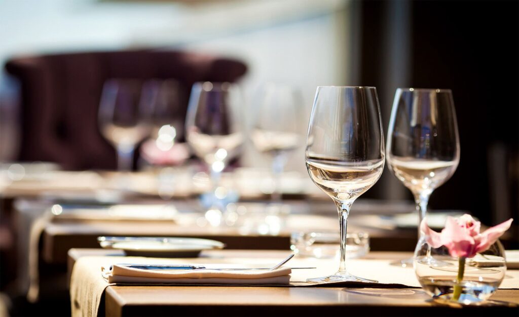 Le sommelier évolue souvent dans de grands restaurants, surtout à Paris