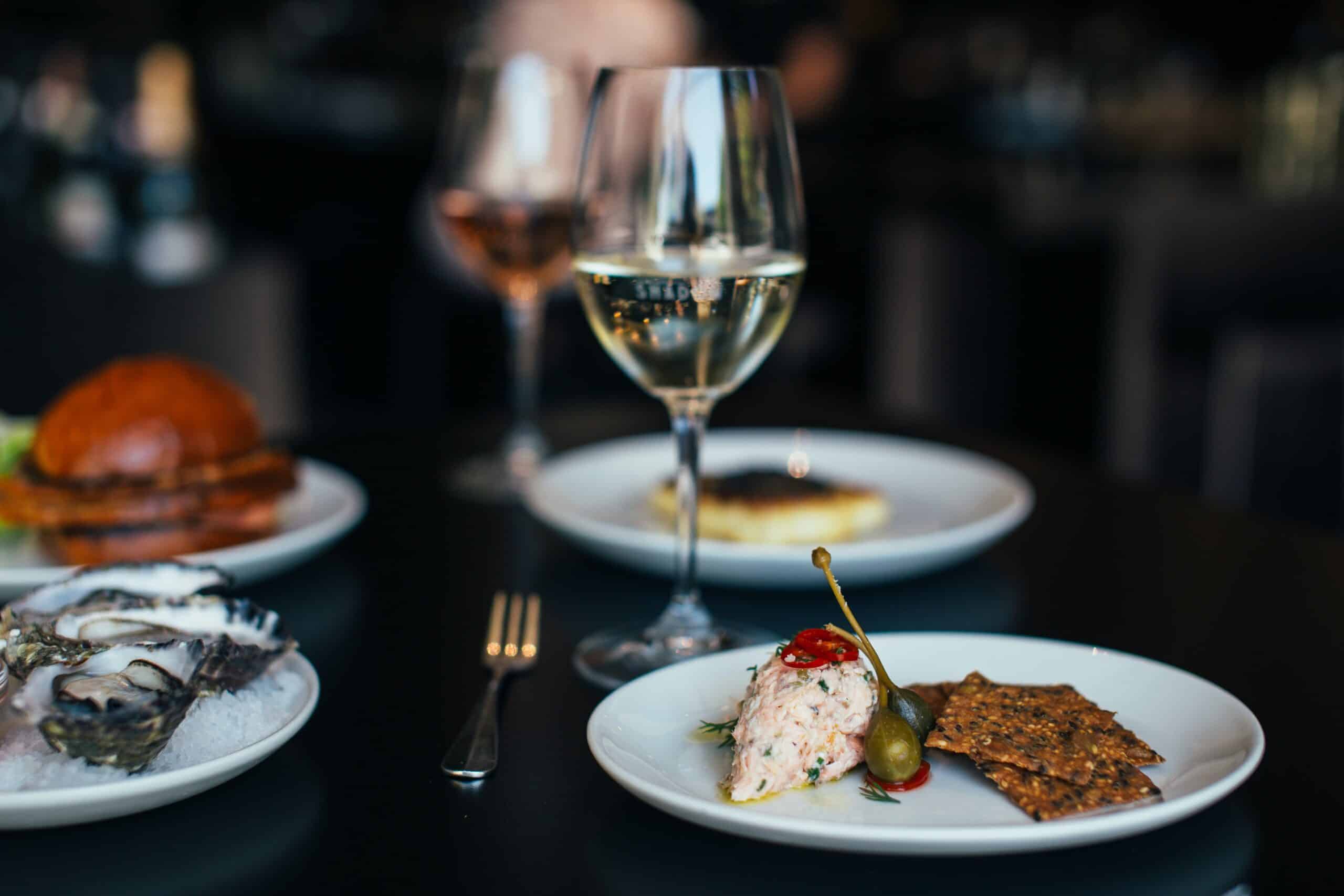Le choix d'un vin lors d'un repas d'affaires dépend des plats