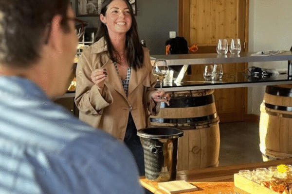 Julie Vaniscotte, anime des dégustations et fait visiter des domaines en Rhône