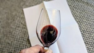 Interpreter vin rouge sur un fond blanc est plus efficace que sur fond noir !