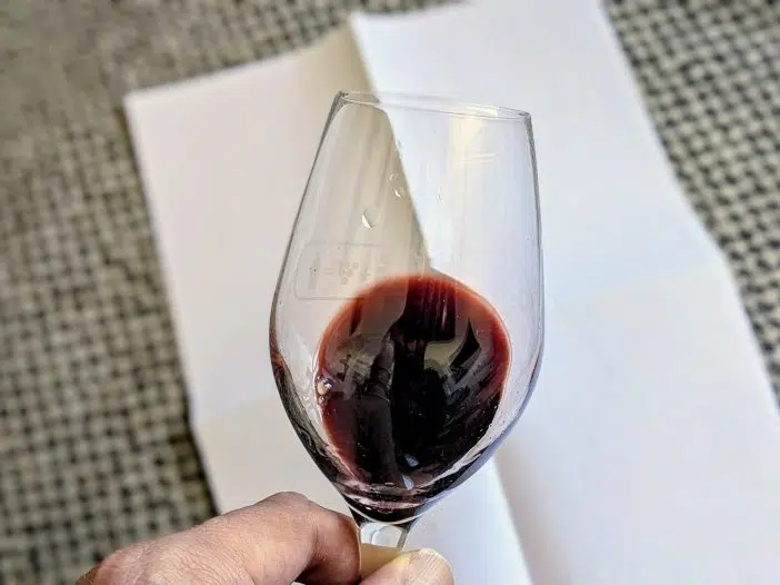 Interpreter vin rouge sur un fond blanc est plus efficace que sur fond noir !