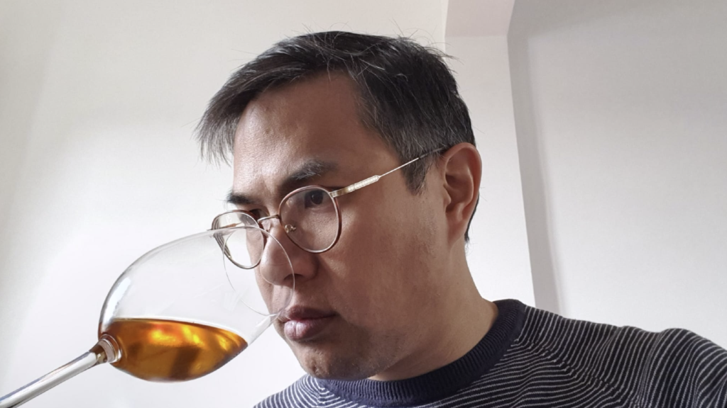 Anthony en dégustation pour déceler le millésime d'un vin à l'aveugle
